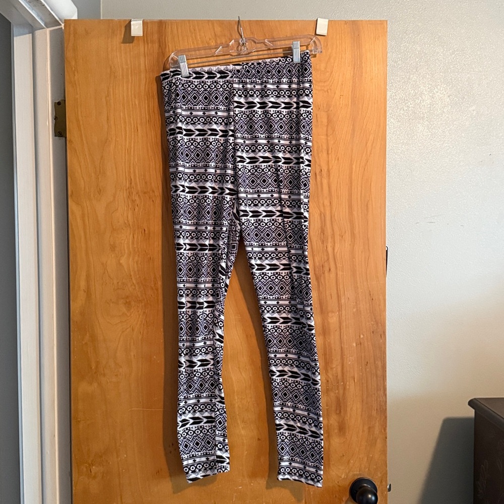 Fornia Black and White Geometric Leggings